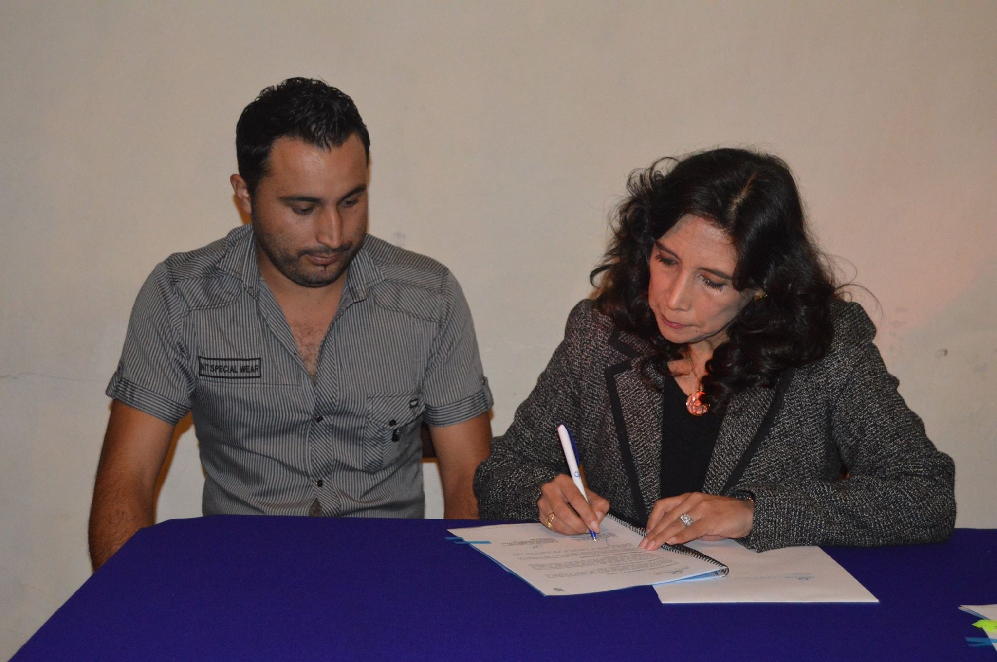 Firma de convenio con el banco del estado